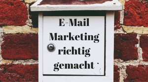 Briefkasten, auf dem "E-Mail Marketing richtig gemacht" steht