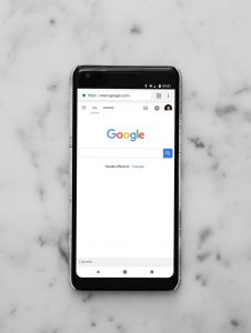 Bild von Smartphone mit geöffnetem google Fenster