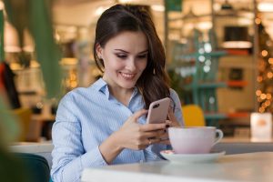 Kundennutzen_Frau_kauft_im-Online_Shop_Kundennutzen_Beispiele