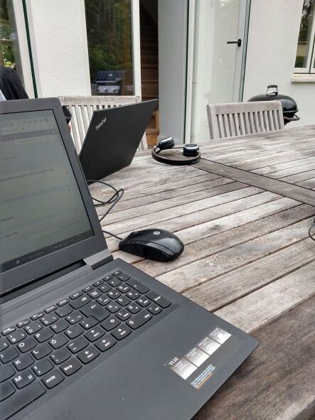 Workation_Arbeitsplatz_auf_der_Terrasse